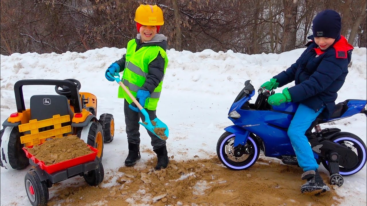 Funny Winter Games and Outdoor Activities with Children Ride on Cars / Kids Pretend Play with Toys